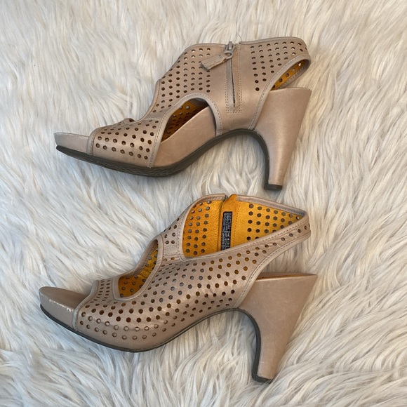 Tsubo Casius Leather Heels in Putty, Size 7 - Picture 6 of 17